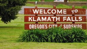 Letrero de bienvenida a Klamath Falls, Oregón, ciudad y sol.