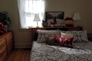 1 bedroom, desk, iron/ironing board, travel cot - 80+day stay⭐Smarthome King 4KTV W/D❤️of Downtown (Klamath Falls)