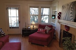 Televisión, chimenea, estéreo y oficina