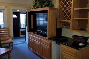 Fernseher, Kamin, Stereoanlage, Arbeitsbereiche