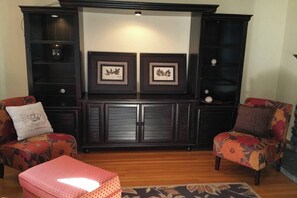 Interior - 80+ Day❤️Smart Craftsman ❤️of Downtown | King Queen | BBQs, Patio Set + Fenced Y (Klamath Falls)