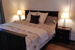 2 bedrooms, iron/ironing board, travel crib, WiFi - 80+ Day❤️Smart Craftsman ❤️of Downtown | King Queen | BBQs, Patio Set + Fenced Y (Klamath Falls)