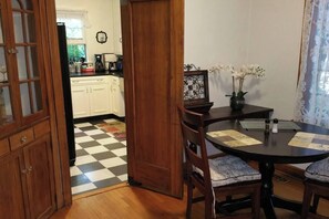 Dining - 80+ Day❤️Smart Craftsman ❤️of Downtown | King Queen | BBQs, Patio Set + Fenced Y (Klamath Falls)