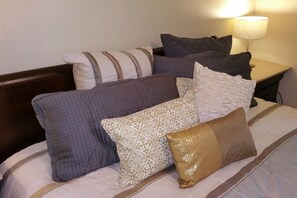 1 habitación, tabla de planchar con plancha, cuna de viaje y wifi