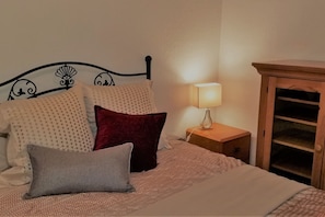 1 habitación, tabla de planchar con plancha, cuna de viaje y wifi 