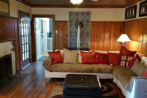 تلفزيون، مدفأة، ستيريو، مكتب