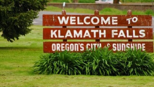En välkomstskylt för Klamath Falls, en stad i Oregon som är känd för sitt soliga väder.