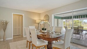 Dining - 4 bedrooms sleep 8 private heated pool on golf course 4 mil to the beach (Venice)