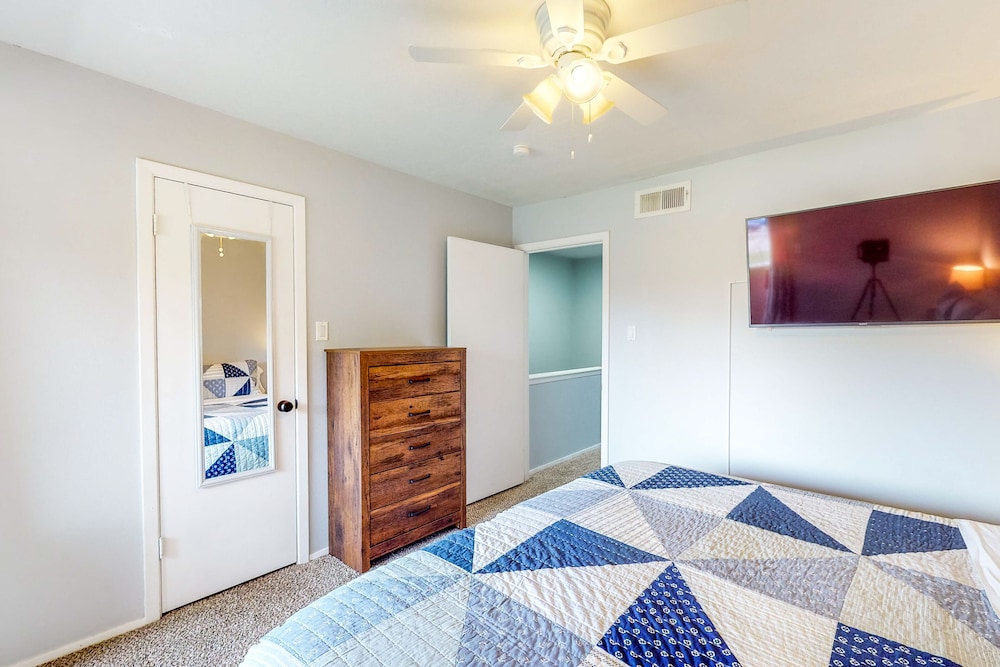 College Town Condo, Enclosed Patio, Pool & Hot Tub College Station Vrbo