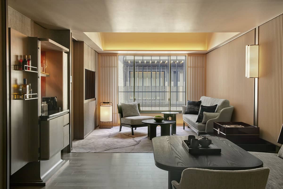 Suite, 1 camera da letto (2 Twin Bed) | Area soggiorno | TV LCD 55 pollici con canali satellitari, Netflix, Hulu