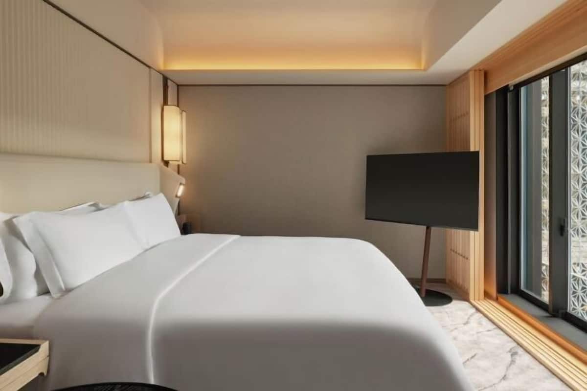Premium bedding, down duvets, free minibar items, in-room safe