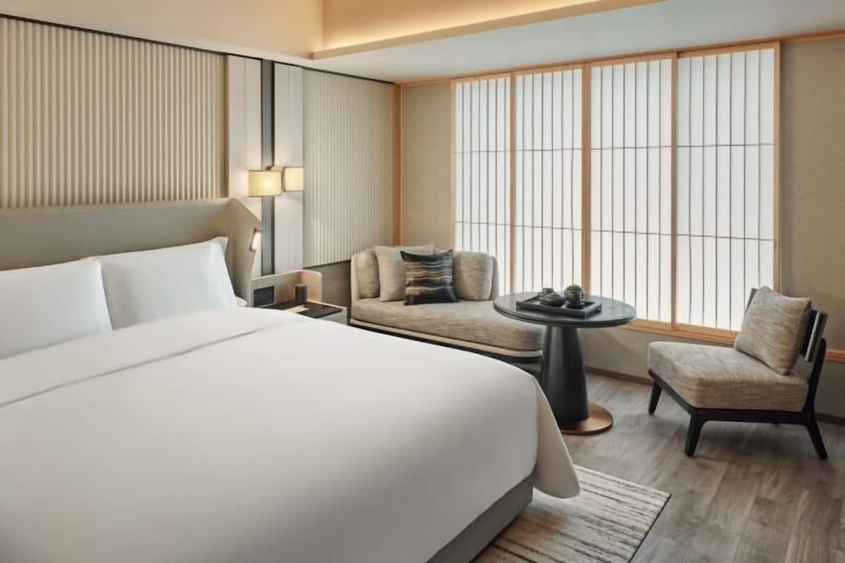 Premium bedding, down duvets, free minibar items, in-room safe