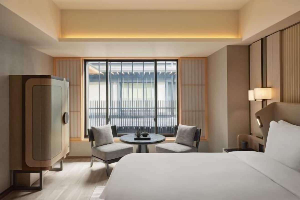 Premium bedding, down duvets, free minibar items, in-room safe