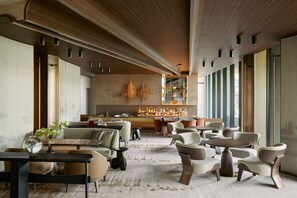 2 restaurantes; se sirve desayuno, almuerzo y cena; cocina tailandesa