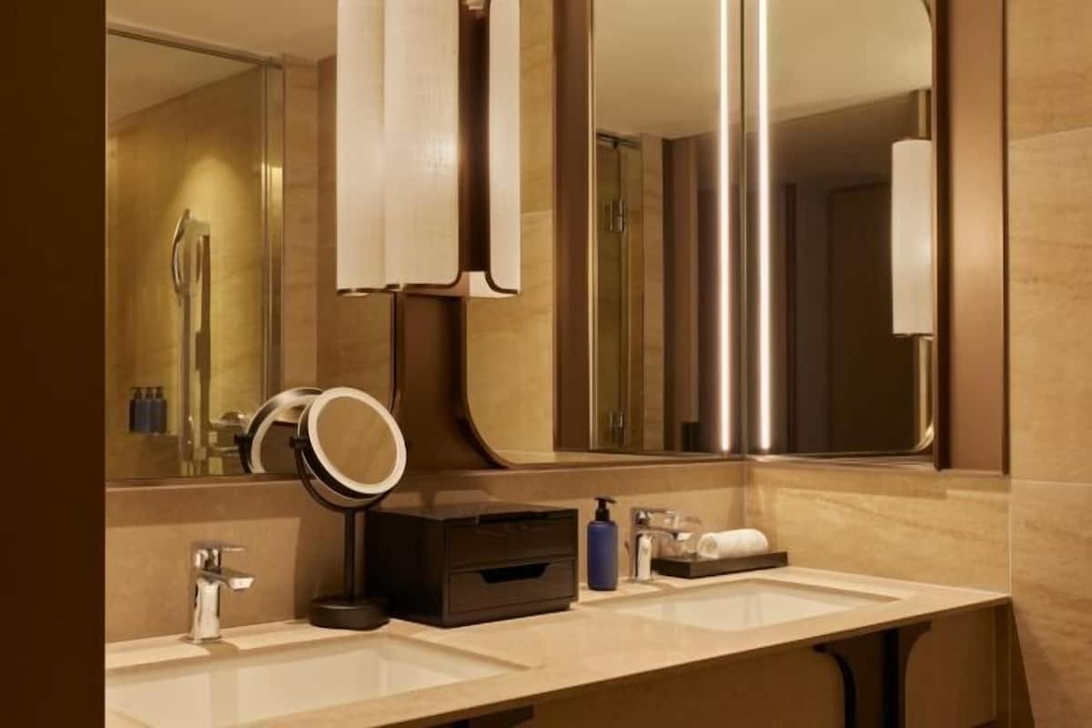 Combined shower/bathtub, deep-soaking bathtub, rainfall showerhead