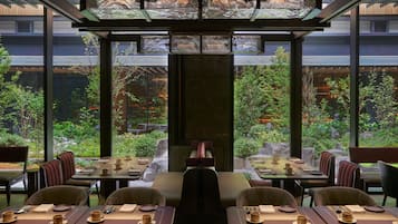 2 restauranter; serverer morgenmad, frokost og thailandske retter