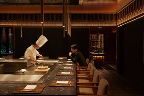 2 restaurants servant le petit déjeuner, le déjeuner et le dîner