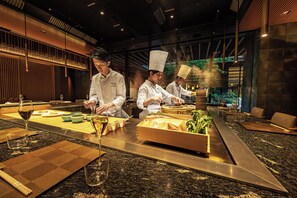 2 restaurants servant le déjeuner, le dîner et le souper