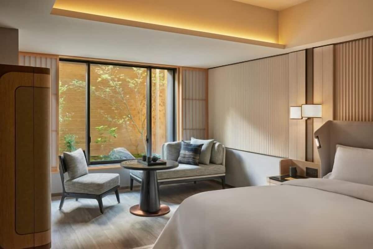 Premium bedding, down duvets, free minibar items, in-room safe