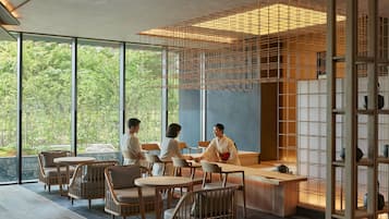 2 restaurantes, se sirven desayunos, comidas, cenas y cocina tailandesa