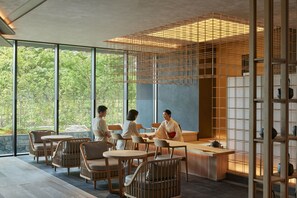 2 restauranter; serverer morgenmad, frokost og thailandske retter