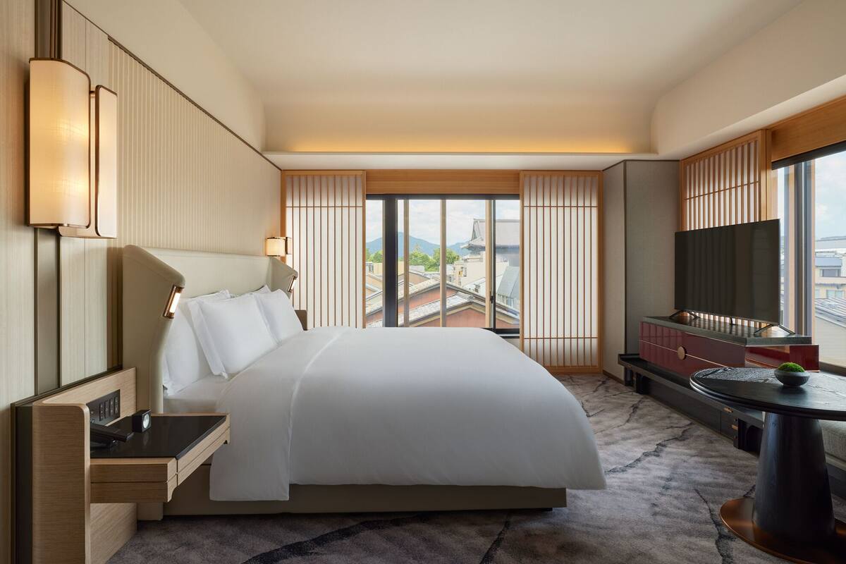 Suite, 1 Bedroom, Corner (1 King Bed) | Premium bedding, down comforters, minibar (some free items)