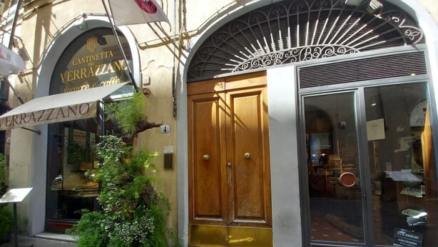 A storefront with a large, ornate entrance and a sign reading "CANTINETTA DEI VERRAZZANO". - Tavolini 4 Apartment (Florence)