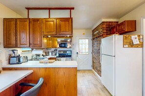 冷蔵庫、電子レンジ、オーブン、コンロ