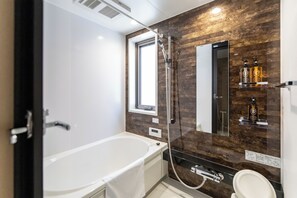 Bañera y ducha independientes y artículos de higiene personal gratuitos