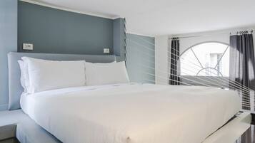 Desk, iron/ironing board, WiFi, bed sheets