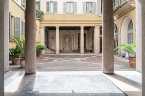 Exterior detail - Relstay | San Babila | Studio (Milano)