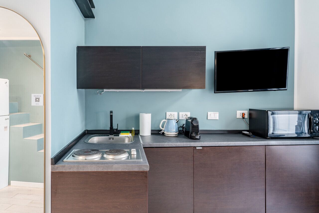 Fridge, microwave, oven, coffee/tea maker