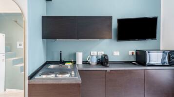 Fridge, microwave, oven, coffee/tea maker