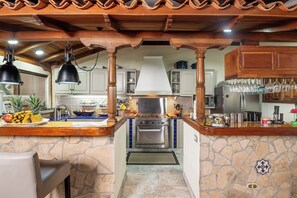 Fridge, microwave, oven, stovetop - New listing, 3 bedrooms-gem in Tamarindo beach. (Tamarindo)