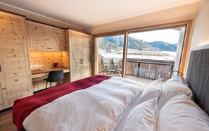 2 bedrooms, WiFi - LAIET LUXURY CHALET (3/4P) ON THE LAKE / Holiday home with 200sqm (Sankt Valentin auf der Haide)