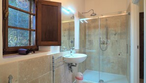 Regadera y secadora de cabello