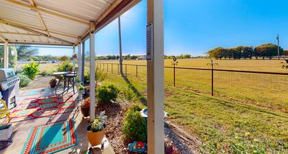 Unique cottage by airstrip for private planes - herb garden, dog-friendly
