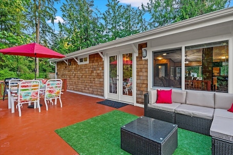 Outdoor dining. Cottage in Camano Island w/hot tub & large deck -7 min the Cama Beach State Park