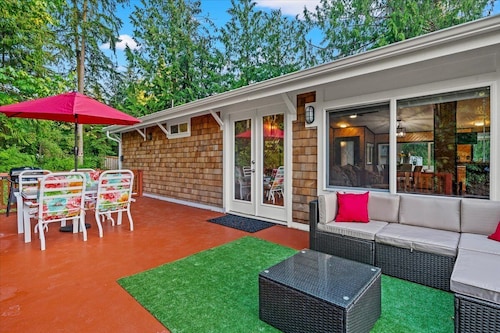 Cottage in Camano Island w/hot tub & large deck -7 min the Cama Beach State Park