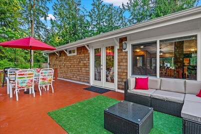 Cottage in Camano Island w/hot tub & large deck -7 min the Cama Beach State Park