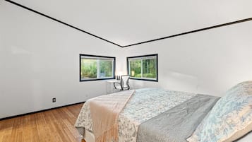 3 bedrooms, desk, iron/ironing board, travel cot