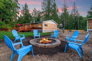 Property grounds - Cottage in Camano Island w/hot tub & large deck -7 min the Cama Beach State Park (Camano)