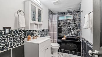 Tina de hidromasaje, secadora de cabello, toallas, jabón