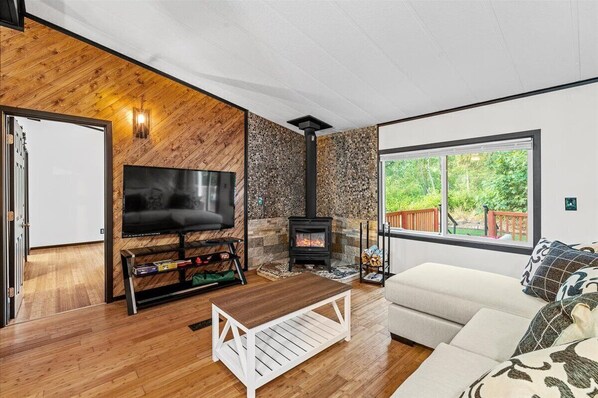 Una Smart TV, una chimenea, un futbolín