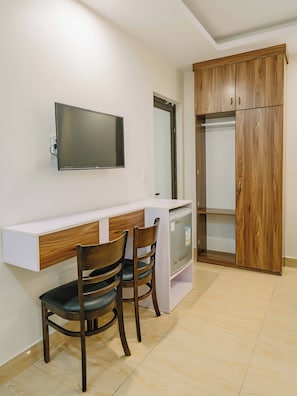 Twin Room, Mountain View | Minibar, free WiFi