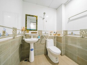 Habitación con 2 camas individuales | Baño | Ducha y cabezal de ducha tipo lluvia