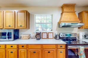 冷蔵庫、電子レンジ、オーブン、コンロ