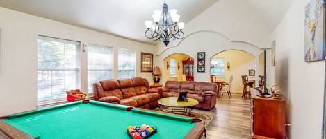 Fernseher, Kamin, Bücher