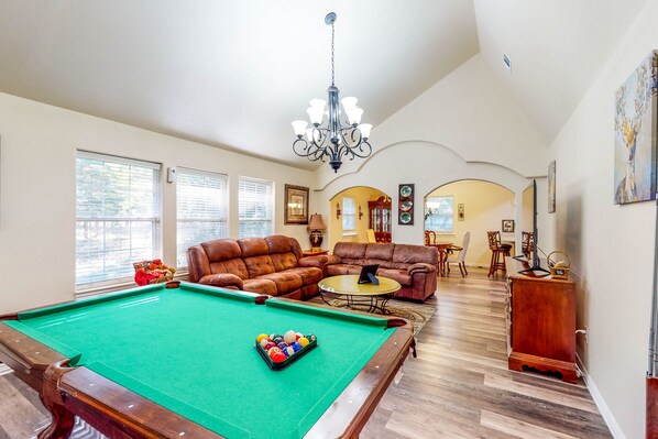 テレビ、暖炉、書庫