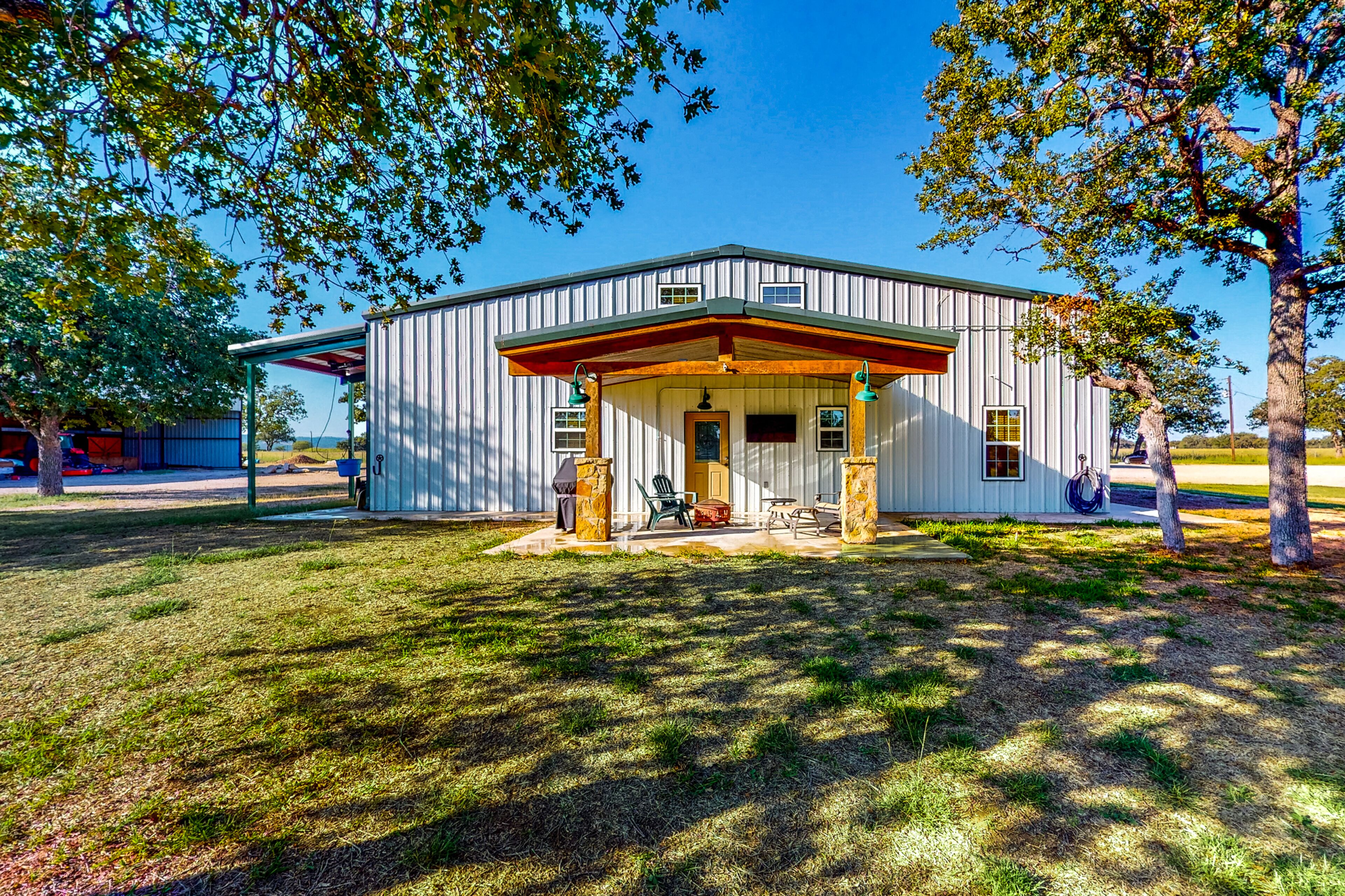 Ranch Lodge on 100+ Acres with Exotic Wildlife, Fishing Ponds & Game Room